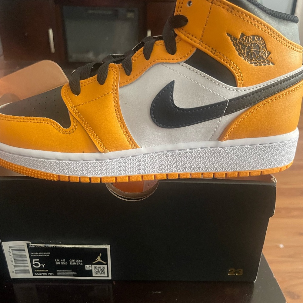Air Jordan 1 Mid GS Taxi Sneakers
